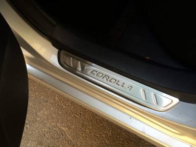 Накладки на пороги Toyota Corolla узкие