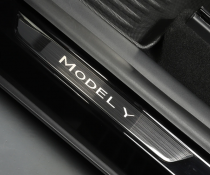 Накладки на пороги Tesla Model Y темные (2020-...)