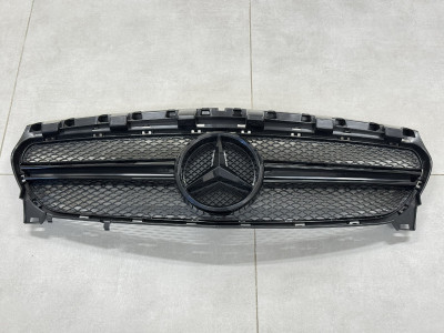 Решітка радіатора Full Black AMG на Mercedes-Benz CLA-Class C117 2013-2017