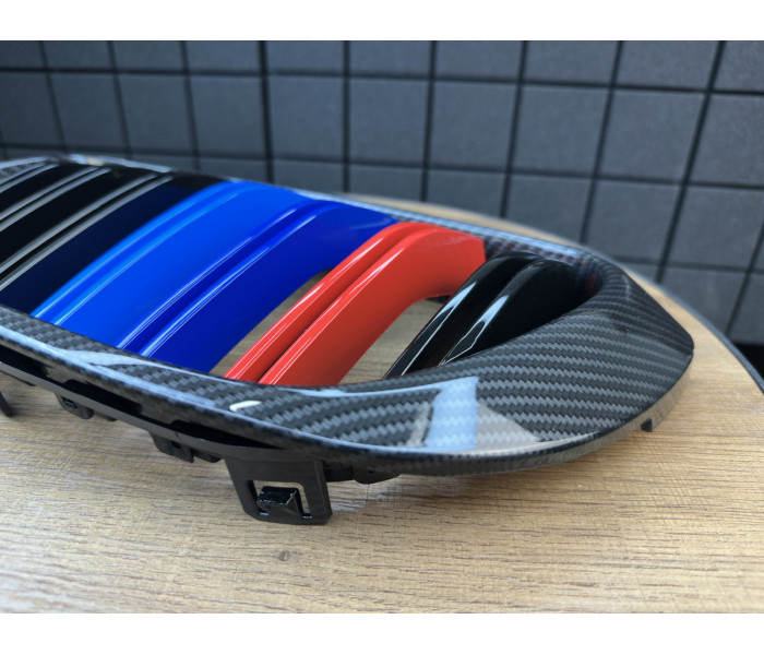 Решітка радіатора BMW X3 F25 (14-17 г.в.) / BMW X4 F26 (14-17 г.в.) М тріколор+ рамка під карбон