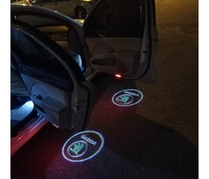Підсвічування дверей з логотипом авто Skoda