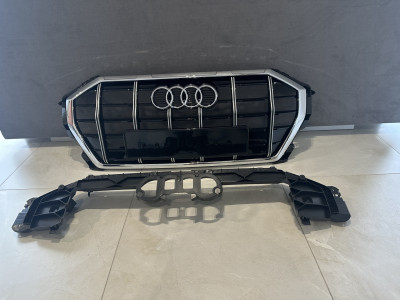 Решетка радиатора Audi Q38 3A стиль SQ3 черная+хром (2018-2023 г.в.)