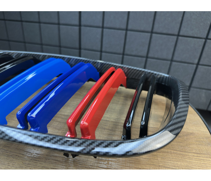 Решітка радіатора BMW X5 Е70, X6 E71 стиль М3 (M-color) рамка під карбон