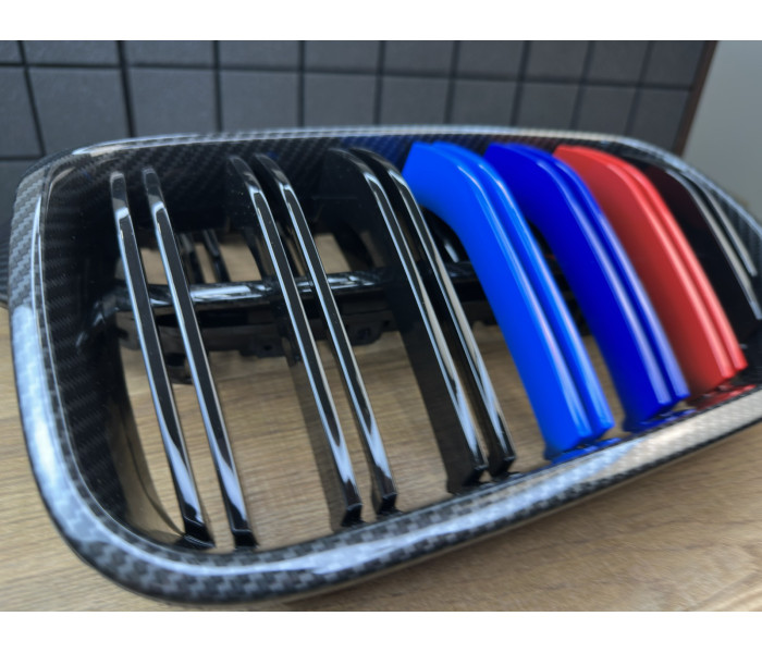 Решітка радіатора BMW X3 F25 (14-17 г.в.) / BMW X4 F26 (14-17 г.в.) М тріколор+ рамка під карбон