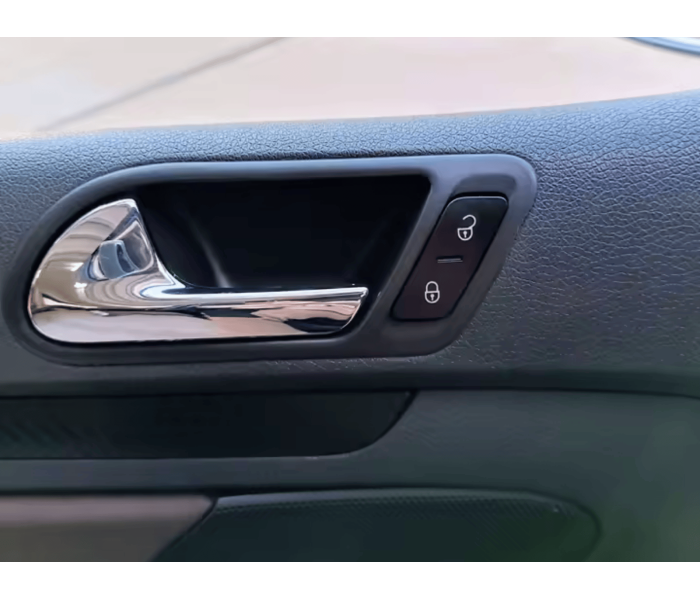 Кнопка розблокування центрального замка в Volkswagen Golf 5 MK5
