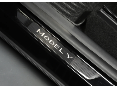 Накладки на пороги Tesla Model Y темні (2020-...)