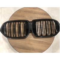 Решетка радиатора на BMW X6 G06 стиль М черный глянец + рамка под карбон
